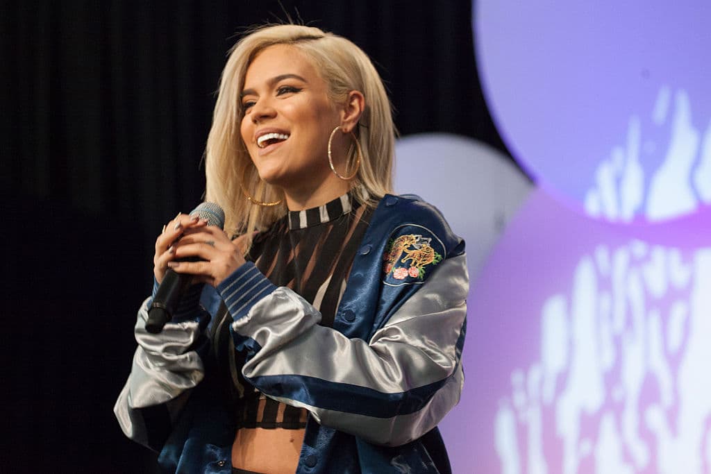 Sin embargo, la vida llevaría a Karol G a estudiar música en la Universidad de Antioquia en Medellín y luego se especializó como empresaria de la industria de la música en los Estados Unidos, para después regresar nuevamente a Colombia y comenzó a trabajar como artista independiente.