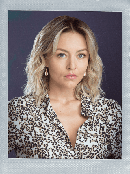 'Elisa Cantú' (Angelique Boyer) es hija de 'Victoria' y 'Augusto Cantú', un importante empresario de la industria de la construcción a quien admira por sobre todas las cosas. Curadora de arte, emprendedora, valiente y una apasionada de la cultura prehispánica. Hermana de 'Renata' y 'María José'. El amor llegará a su vida inesperadamente al conocer a 'Leonardo Velasco'.