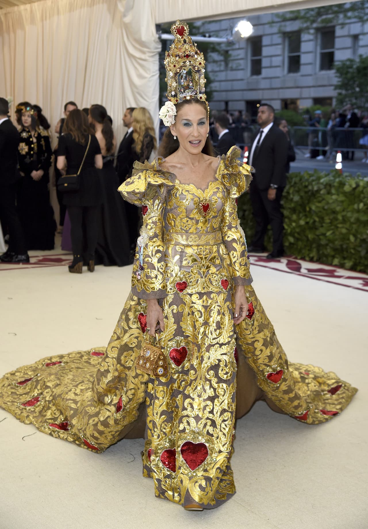 Como toda una reina, así llegó Sarah Jessica Parker, con un diseño de Dolce & Gabbana.