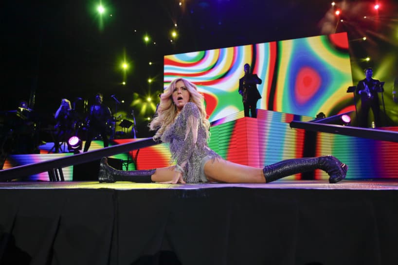 Gloria Trevi festeja sus 50 años de vida cantando para sus seguidores.