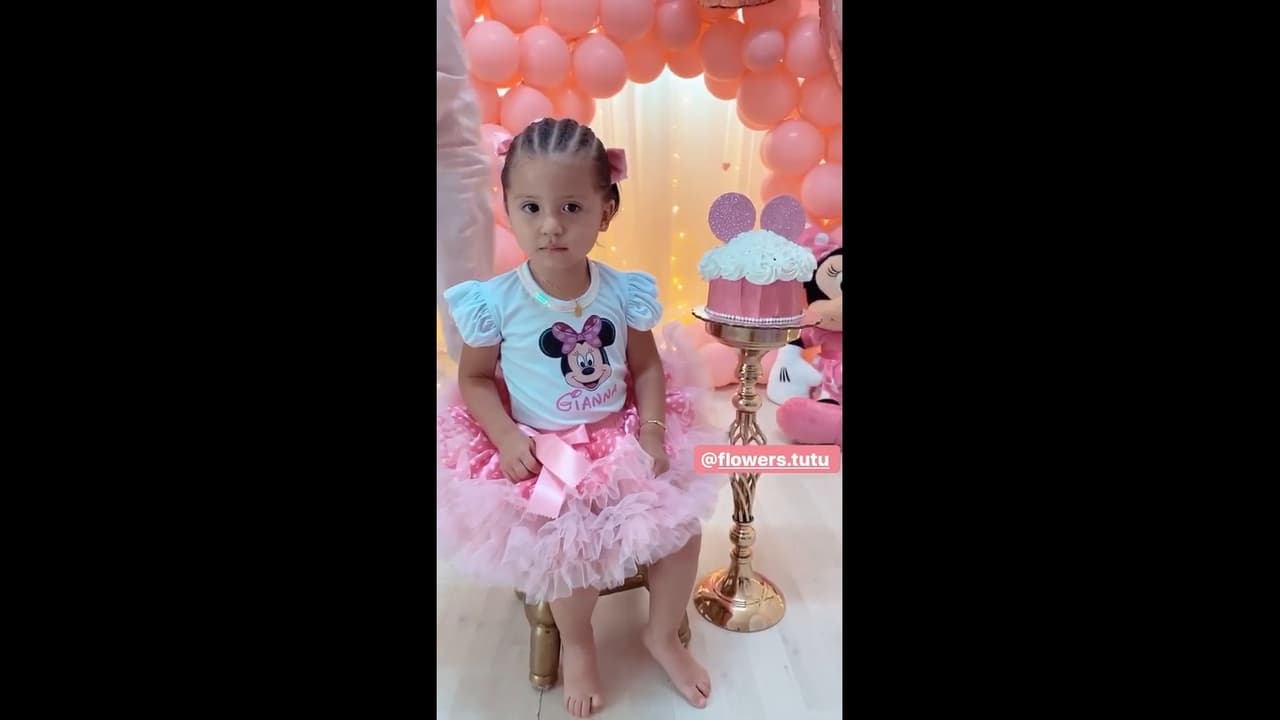 Tanto la pequeña como sus famosos padres quedaron encantados con la sesión fotográfica, en la que Gianna modeló muy sonriente junto a un tierno pastel y dejó claro que le fascinan las cámaras.