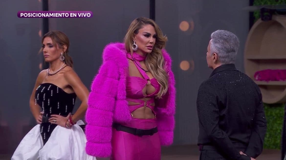 Con un impactante abrigo en fucisa y un vestido que dejaba ver su marcado abdomen y figura, Ninel dejó helados a sus fans con este atuendo.