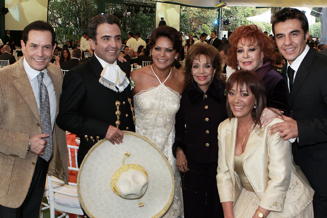 Es bien sabido el cariño que los famosos le tienen a la periodista de espectáculos y qué decir de a la familia Fernández por ello en el evento se vio también desfilar a estrellas como Juan José 'Pepill' Origel, Silvia Pinal, Sylvia Pasquel, Adrián Uribe y doña María Victoria.