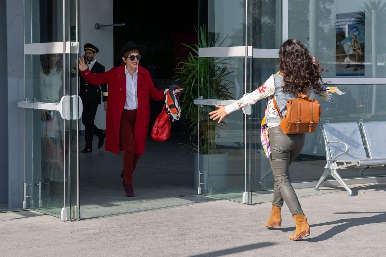 Nada mejor que un reencuentro familiar: 'Antonia' y 'Vera' se vuelven a ver y se saludan con amor.