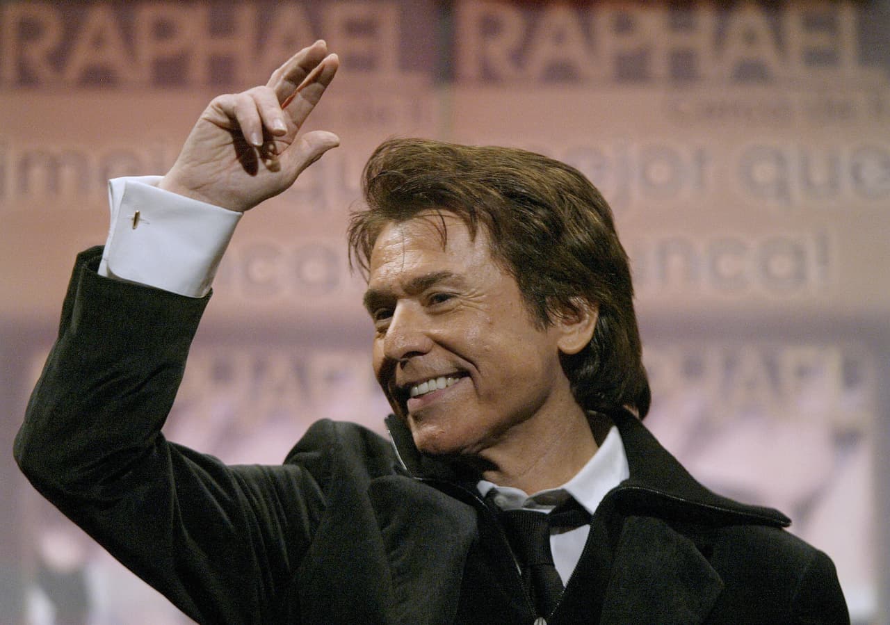 Raphael sigue hospitalizado y su esposa revela estado de salud