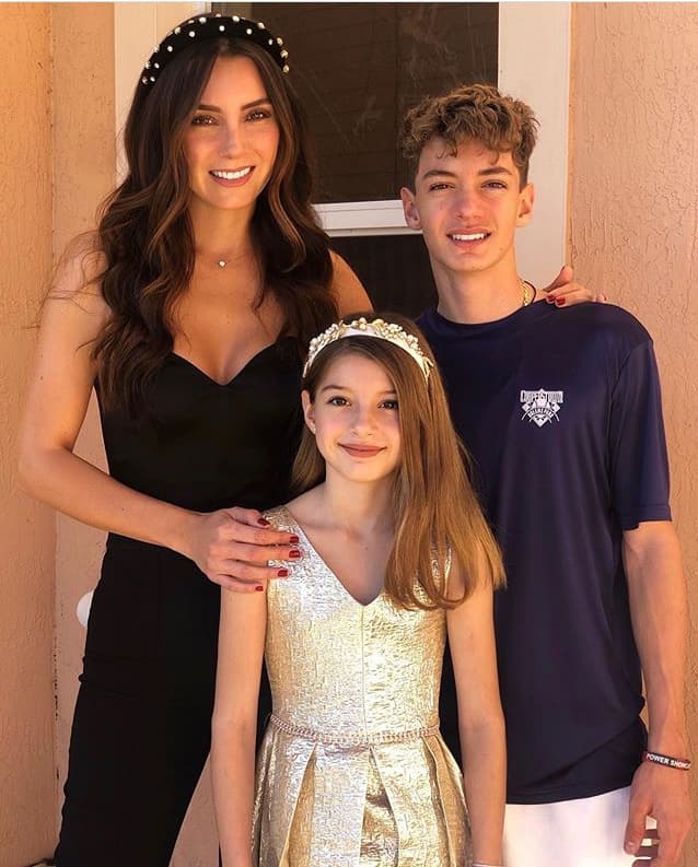 También hace uso de su Instagram para demostrar el amor que siente por los suyos. "Feliz cumpleaños a la mejor mamá en todo el mundo. Gracias por todo. Gracias por enseñarme a ser gentil y convertirme en la persona que soy. Te amo muchísimo", escribió la pequeña el pasado 2 de abril con motivo del cumpleaños de su mamá.