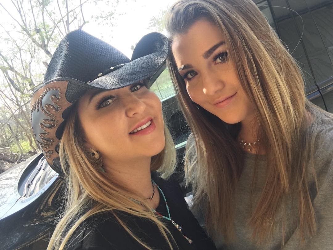 Melenie Carmona Villarreal es producto del matrimonio que la cantante Alicia Villarreal y el actor Arturo Carmona sostuvieron entre 1998 a 2001.
