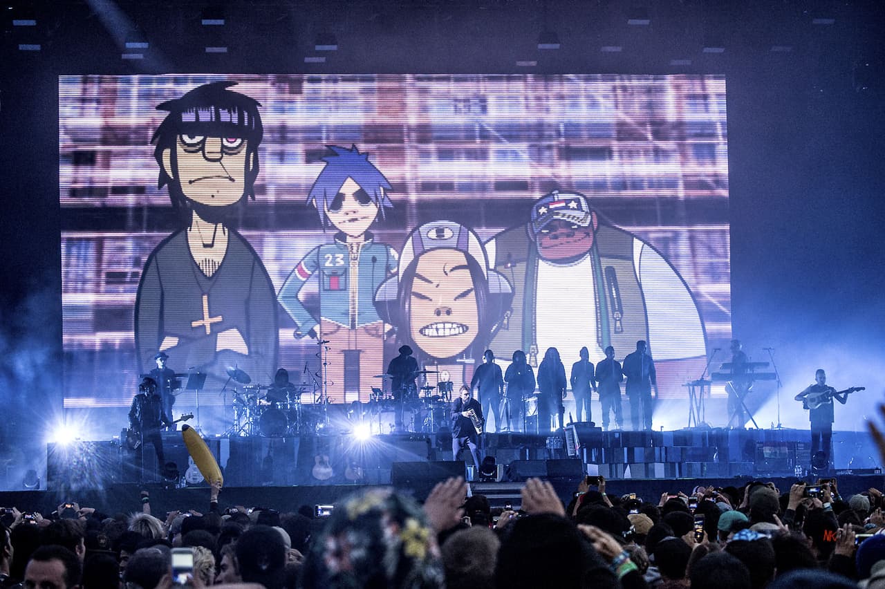 Cantante de ‘Gorillaz’ cae del escenario y se rompe las costillas