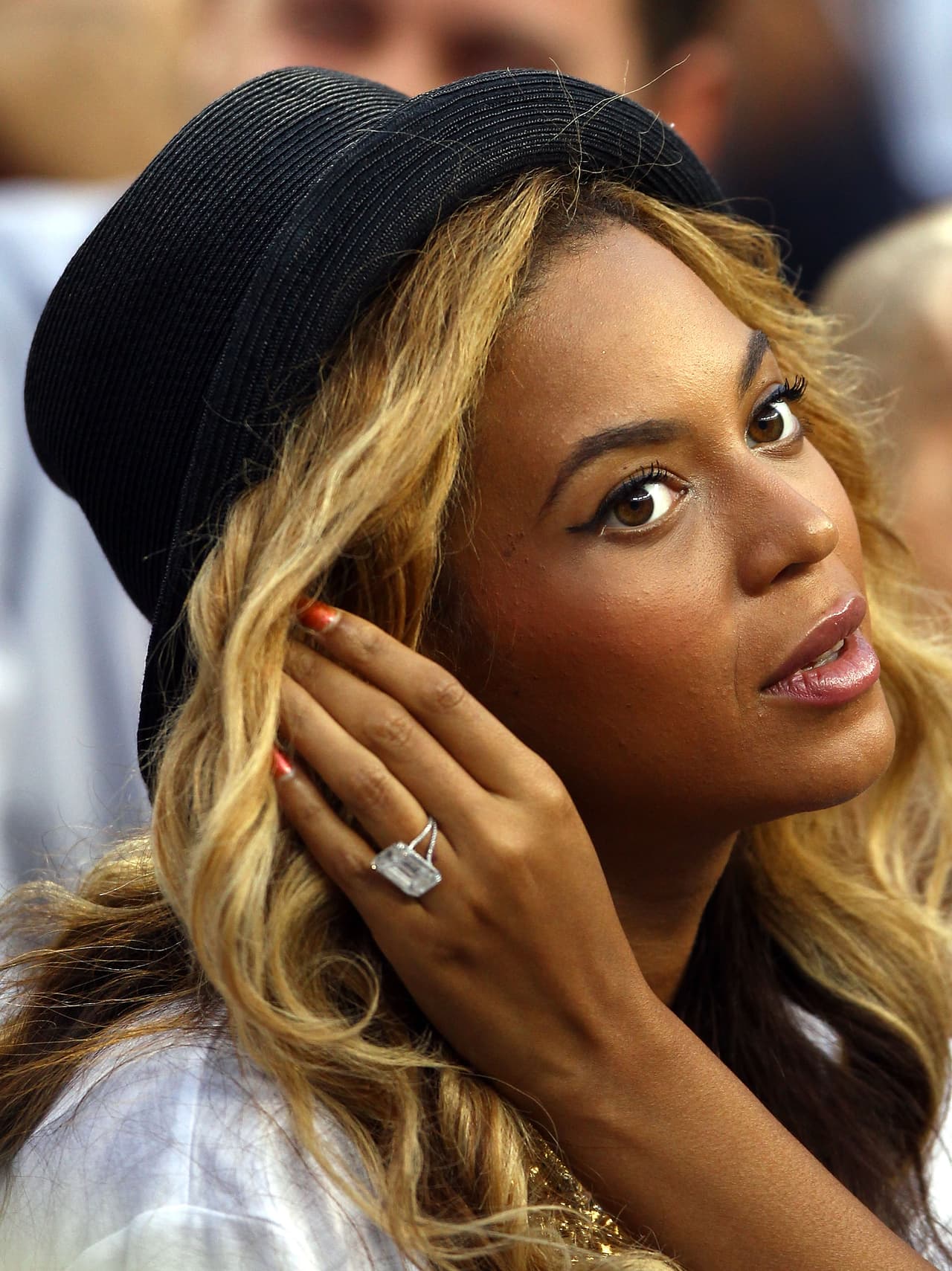 Beyoncé - La reina del pop presumió el anillo que el rapero y su actual esposo, Jay-Z, le dio para declararle su amor y pedirle ser su compañera de vida hace ya más de diez años. La roca refiere a una esmeralda de Lorrain Schwartz que, se afirma, tuvo un costo de 5 millones de dólares, es decir, 100 millones de pesos mexicanos. ¡Alucinante!