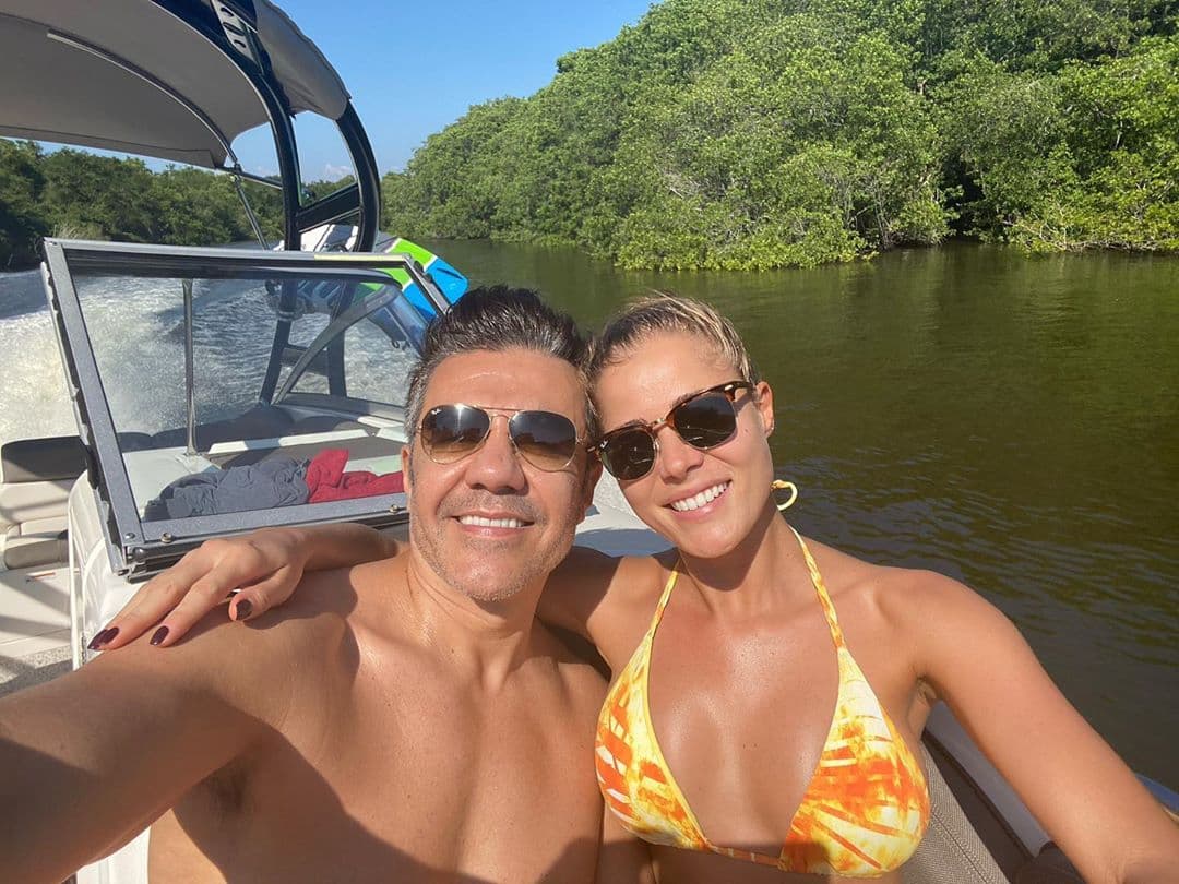 Aunque los rumores de una relación entre los famosos comenzaron a circular, fue hasta el 22 de septiembre del mismo año que ambos confirmaron su noviazgo.