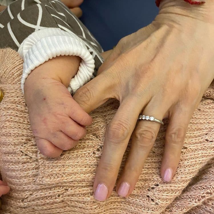 Las fotografías, en las que Cayetana aparece en los brazos de su abuela y sosteniéndole uno de sus dedos, de inmediato registraron más de tres mil ‘Me gusta’, así como cientos de comentarios de seguidores y famosos como La Chicuela.