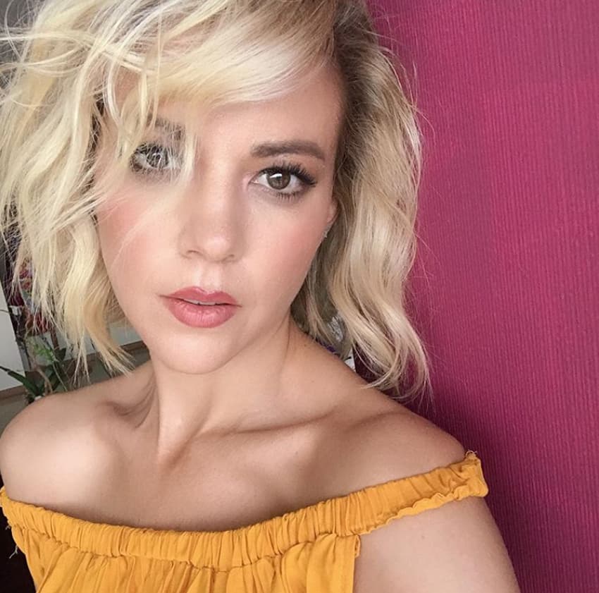 Tras cambiar el color de su cabello para la serie ‘Enemigo íntimo’, Fernanda Castillo volvió a ser rubia, optando por un look bob medio en capas que acentúa sus rasgos.