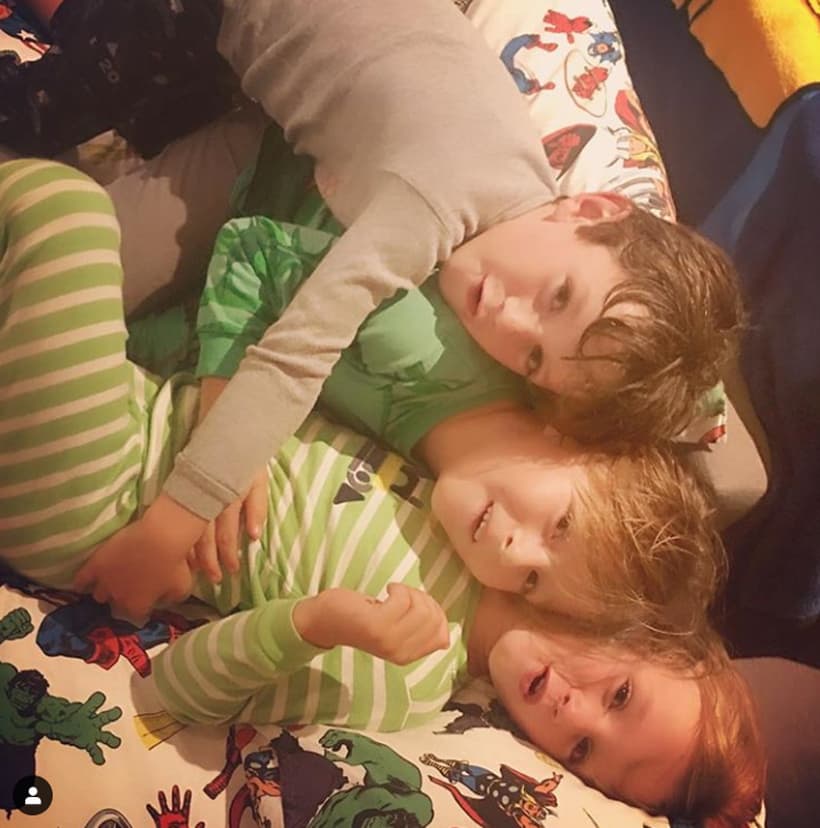 “Ayer la pijamada con los primos #Bruno #Mateo #Diego”, fue el texto que eligió la cantante para mostrar la gran convivencia que tiene el niño con los hijos de Inés Gómez Mont.