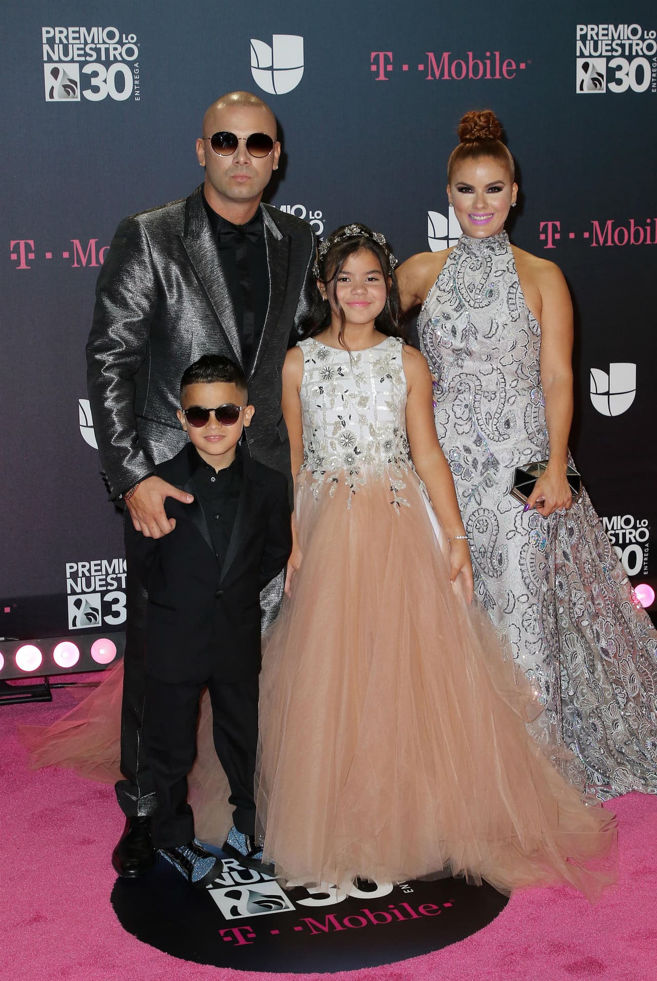 ¡Wisin se trajo a toda la familia!