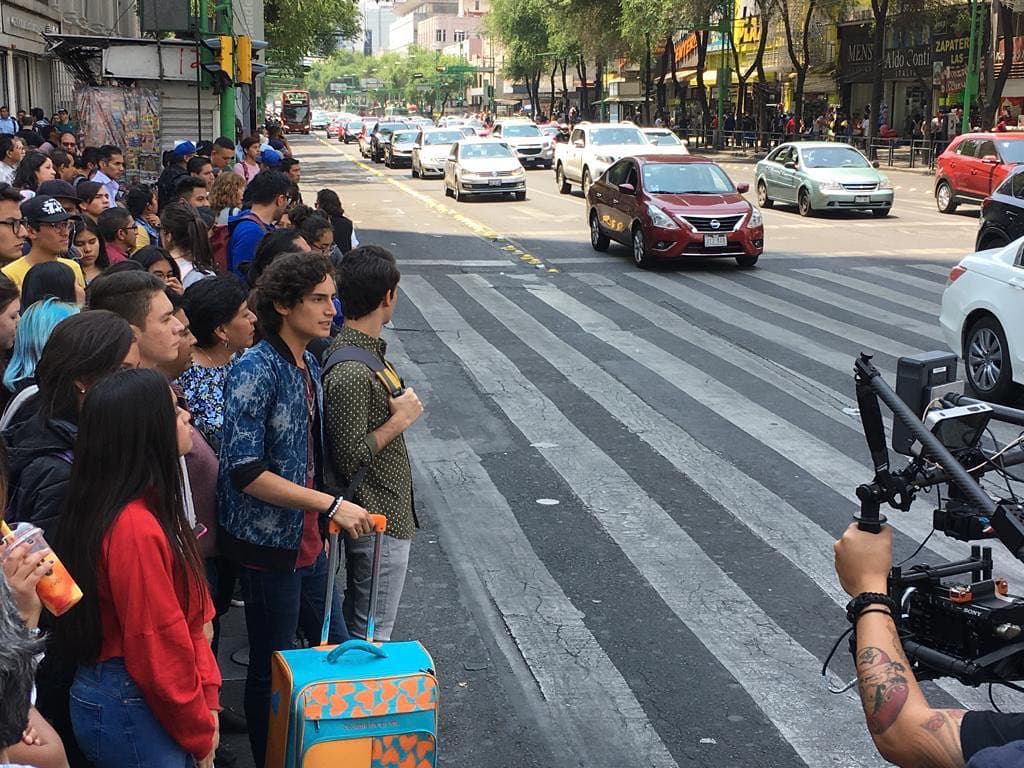 El piloto de la historia contará con locaciones en la colonia Roma y el Centro Histórico. En la imagen, los protagonistas aparecen en Eje Central, una zona muy concurrida de la Ciudad de México.