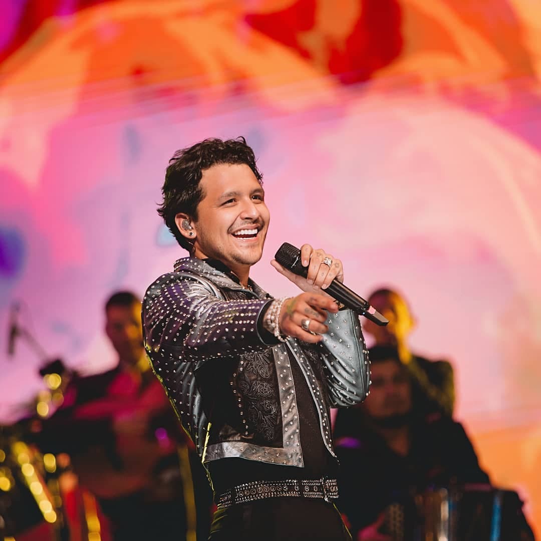 Christian Nodal vuelve a teñirse el pelo ¡y ahora es de color verde!