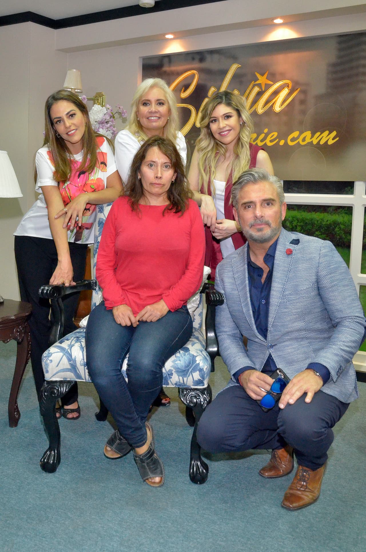 Carla Estrada, Nicole Vale, Adriana Nieto, Alberto Casanova y Harry Geithner inauguraron el set y convivieron con los asistentes a la presentación de Silvia Pinal frente a ti.