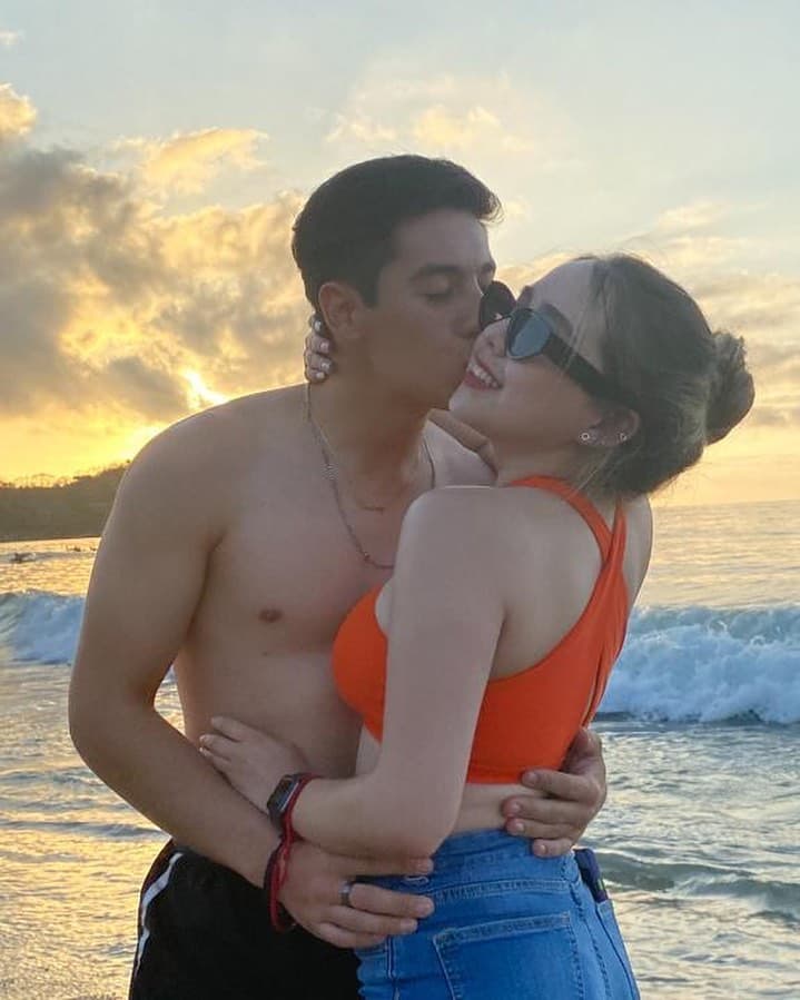 El cantante reveló varias imágenes de su viaje a la playa con su novia y compartió amorosas dedicatorias por la celebración de un mes más de novios. "Mi lugar favorito con mi persona favorita".