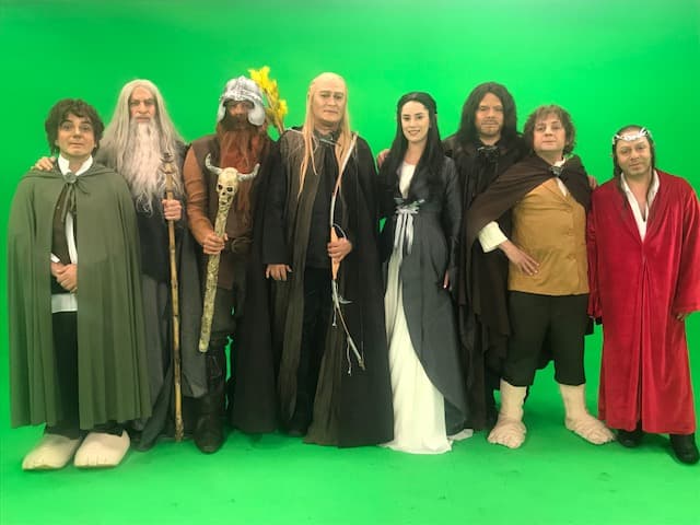 En la parodia de El señor de los anillos: Frodo, Gandalf, Gimli, Legolas, Arwen, Aragorn, Sam y Rey Elrond.