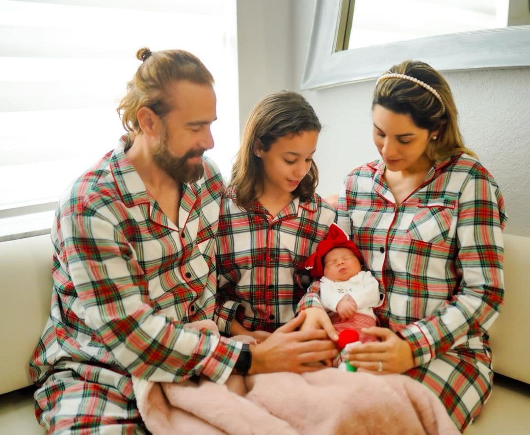 Carlos de la Mota presenta a su hija con adorable fotografía
