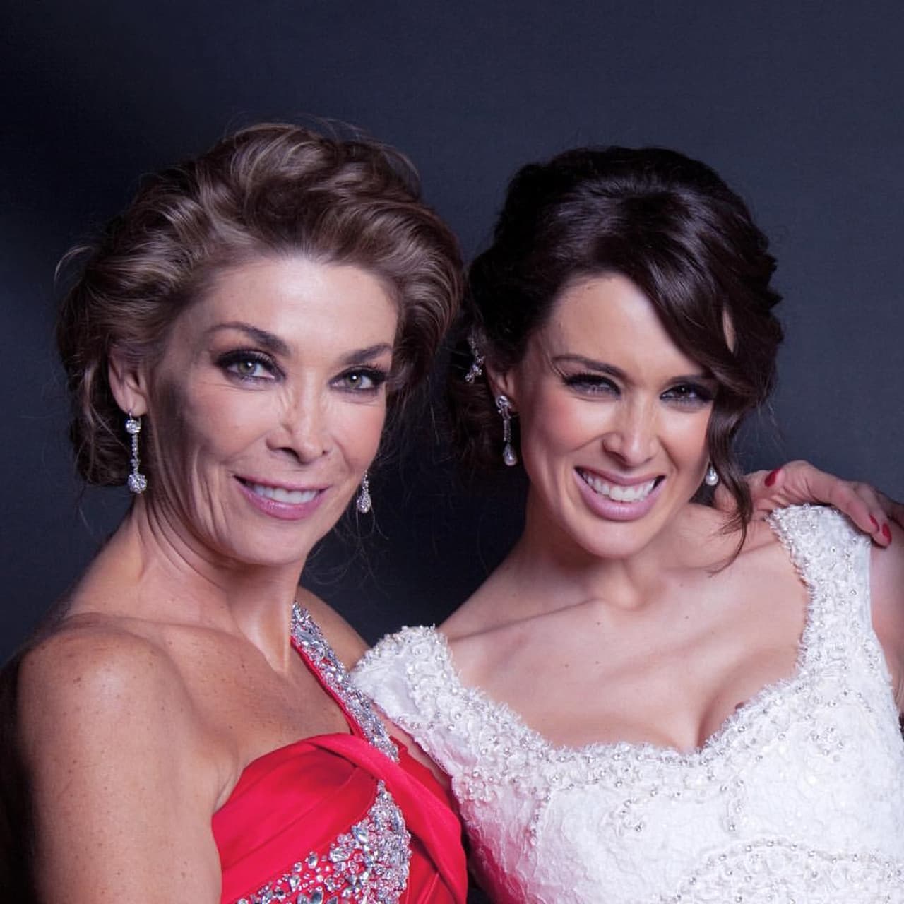 Jacky Bracamontes no solo heredó la elegancia y porte de su mamá, Jacqueline Van-Hoorde, también es idéntica a ella.