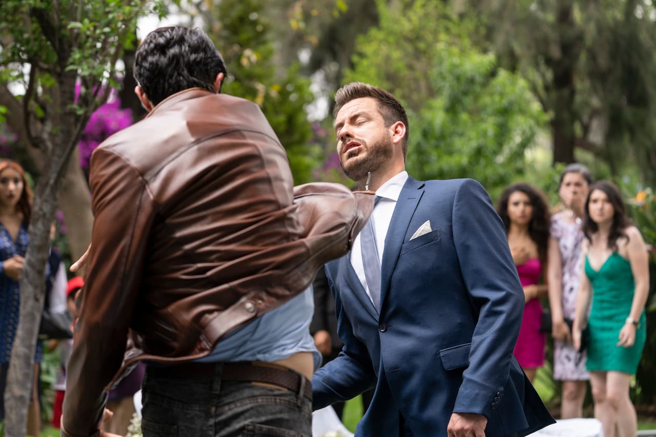 'Ricardo' se enoja y golpea a 'Claudio'.