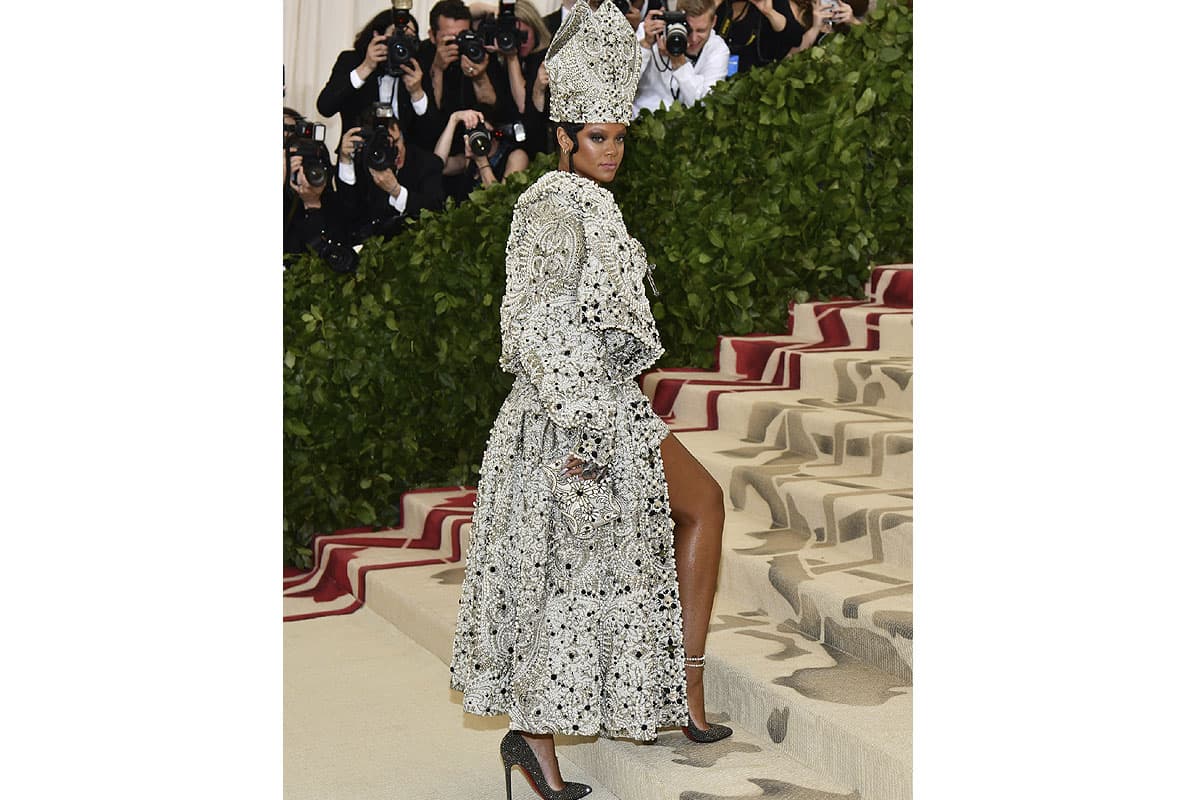Rihanna apareció con un modelo del diseñador Margiela