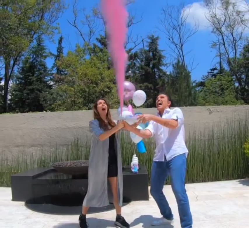 La pareja reunió a sus seres queridos para revelar el sexo del bebé, donde se enteraron que tendrían una niña. “Y así, con esta alegría y amor, festejamos la llegada de nuestra muñequita”, escribió Claudia junto al video donde muestra cómo reaccionaron ante esa noticia.