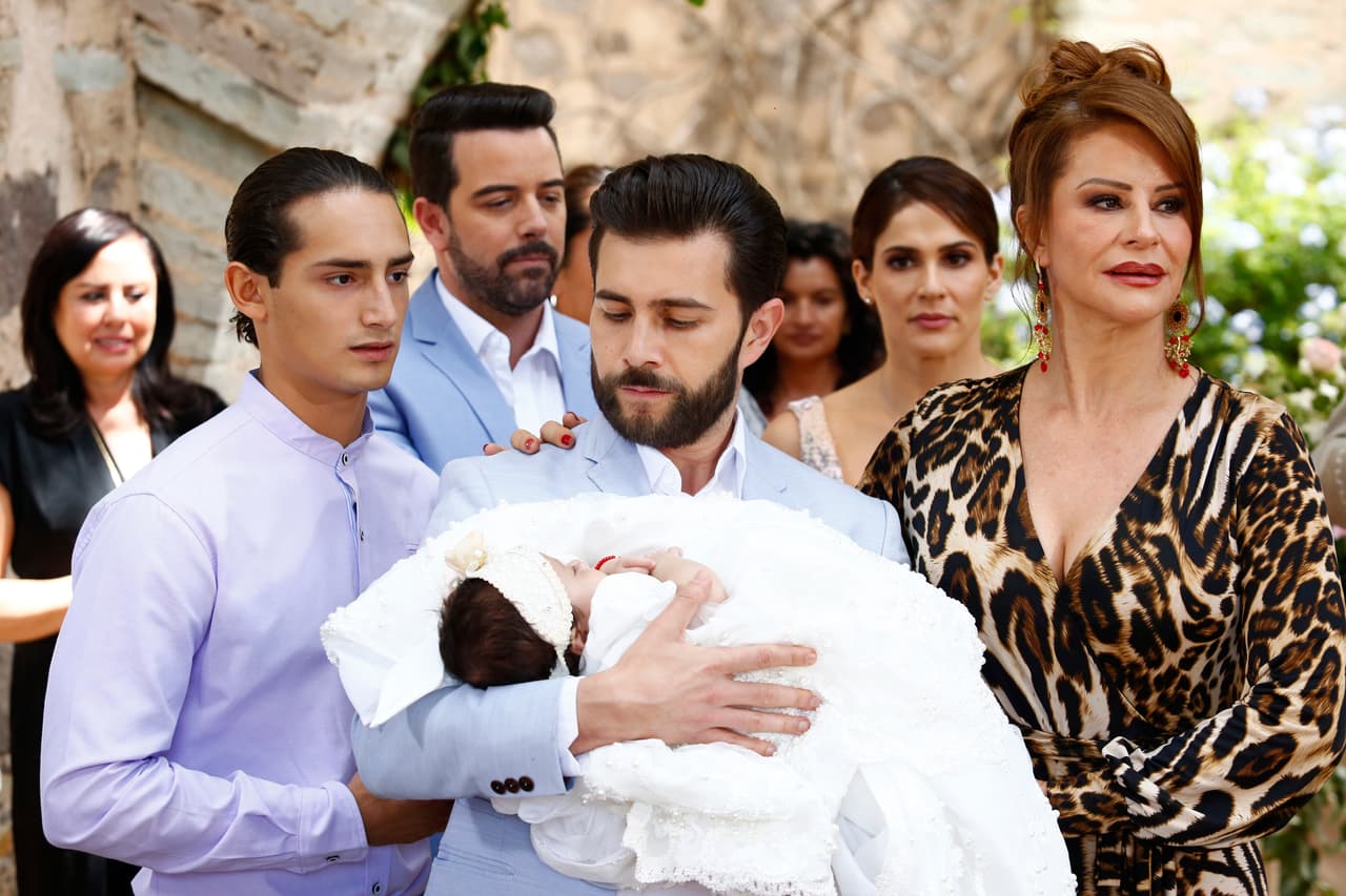 'Lalo', 'Mariano' y 'Ponchita' fueron los padrinos de la bebé.