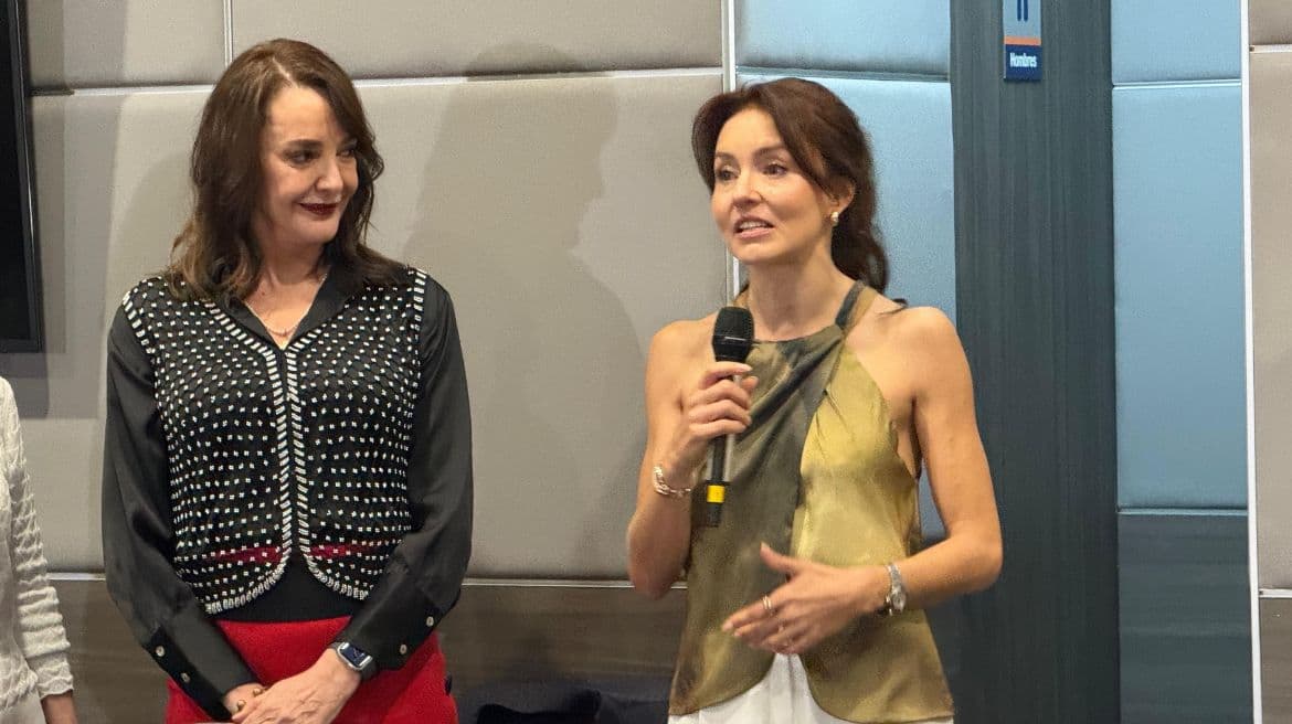Angelique Boyer agradeció el gesto y expresó unas palabras de cariño a todos los presentes.