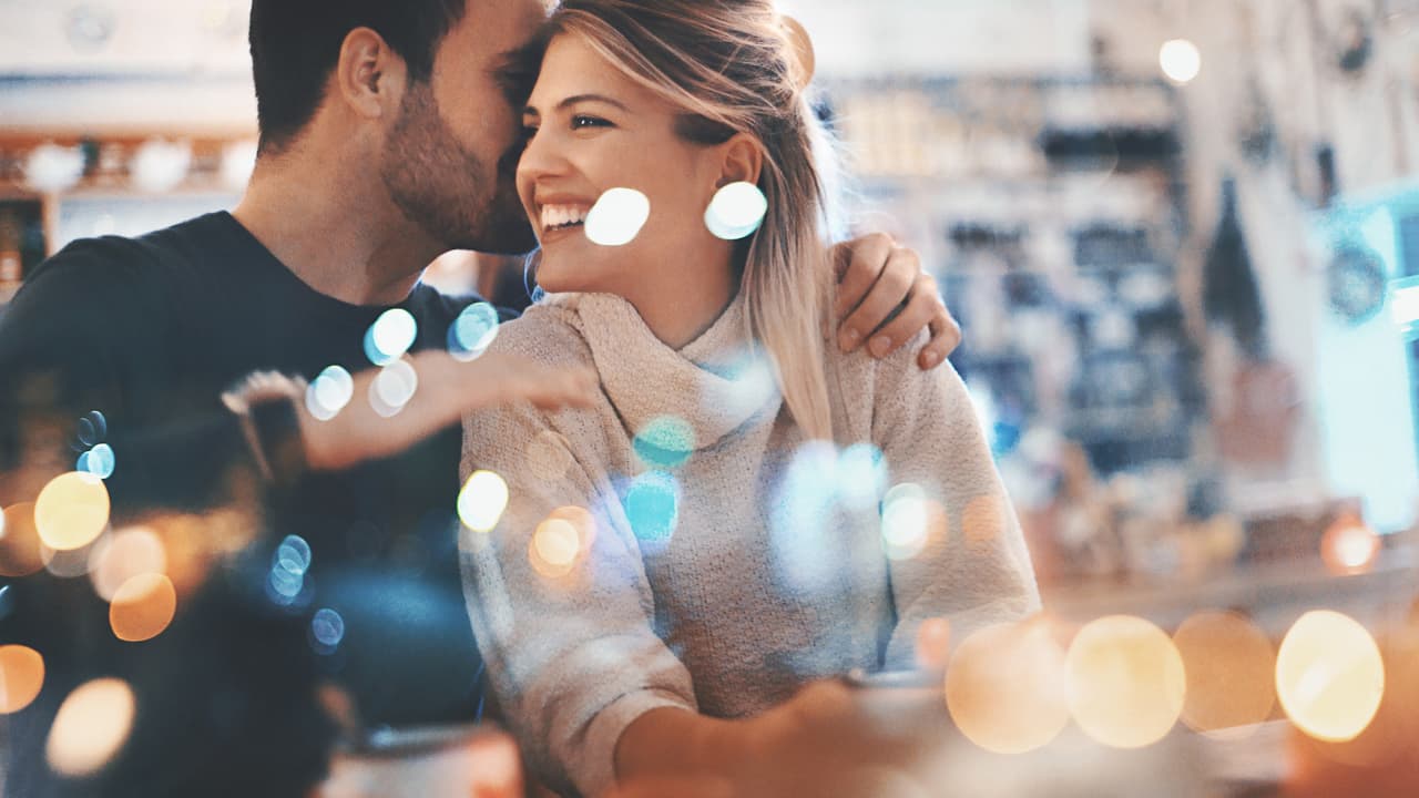 PISCIS. Tomas la decisión de quedarte con una sola pareja, recuerda que como tu signo son dos peces, eso te hace tener siempre dos amores al mismo tiempo, así que es el momento de formalizar tu relación amorosa.