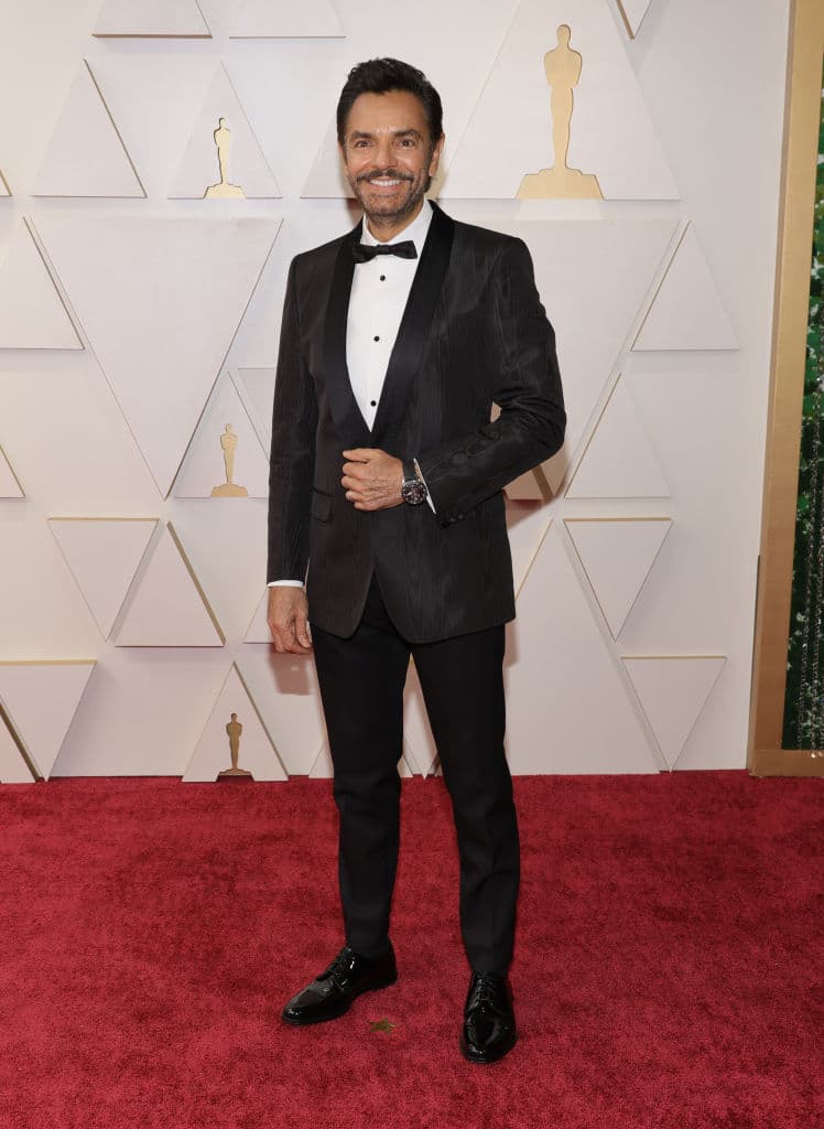 Eugenio Derbez desfiló con un atuendo color negro por la alfombra roja de los premios Oscar 2022 junto al elenco de la película ‘CODA’, que está nominada.