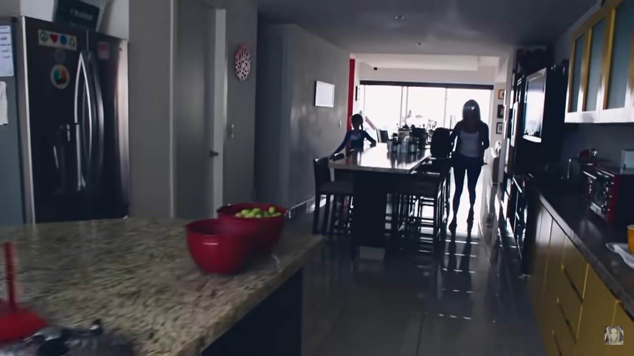 En la entrada de la cocina hay una isla, la cual según sus videos utilizan para los desayunos y comidas.