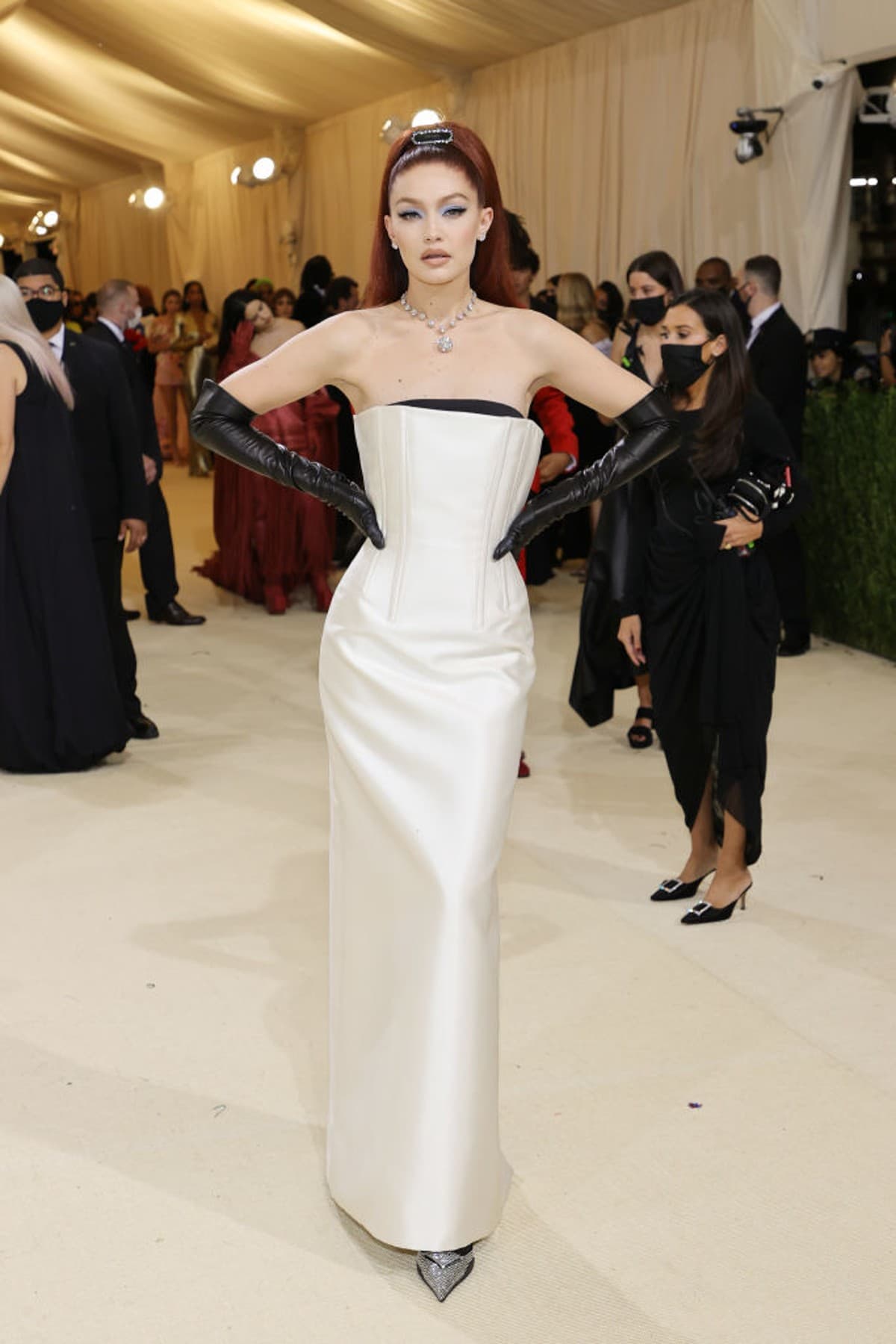 Gigi Hadid cautivó con un vestido monocromático de Prada. El atuendo sobresalió por los elegantes guantes de cuero y por su llamativo collar de diamantes.