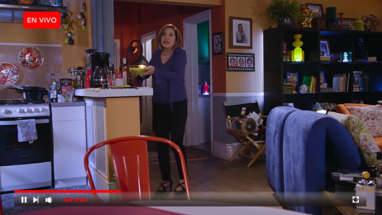 Lorena no se da cuenta que Frankie dejó la computadora encendida y se come las albóndigas enchipotladas que preparó Liz. Entre queja y queja se las termina sin saber que todo el mundo la observaba.