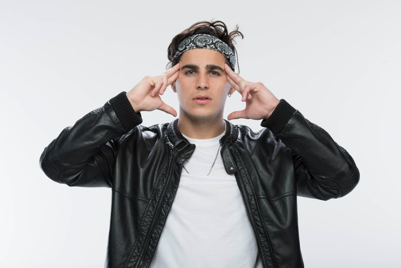 ¿A qué edad iniciaste tu gusto por la música?
<br>
<br>"A partir de los 14 años más o menos. Siento que me inspiro mi tío que es cantante en una banda de rock y tiene su estudio en el garaje".