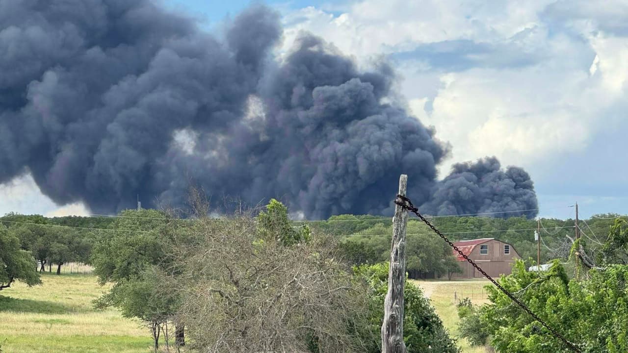 Combaten fuerte incendio de una planta de neumáticos reciclados en el condado de Burnet