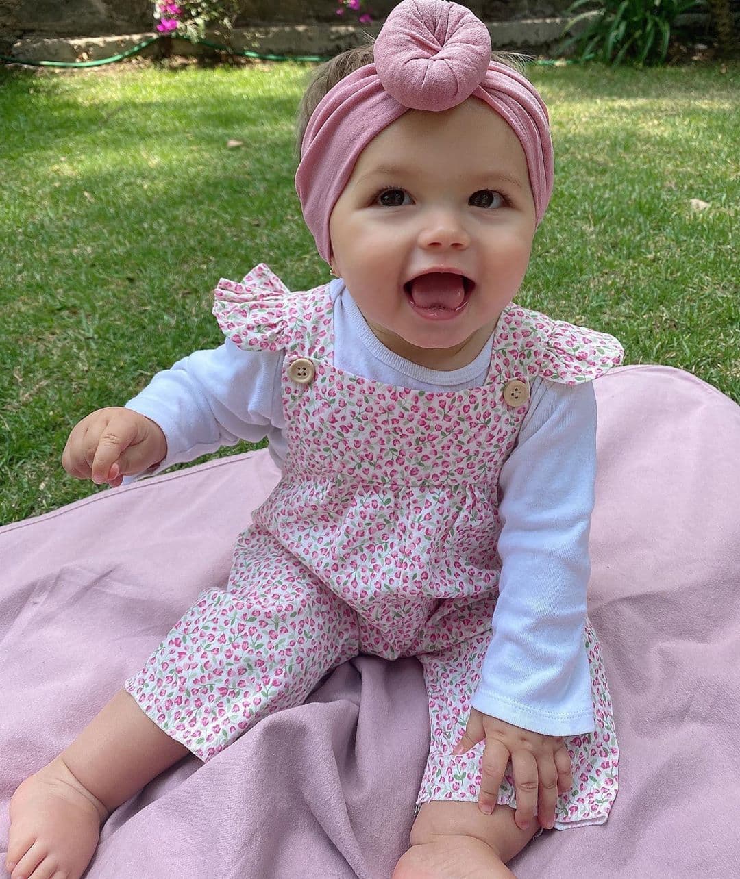 Para una divertida tarde en el jardín, Ingrid decidió vestir a su bebé con tonos pastel y con esta diadema que se corona con un nudo en la parte superior.