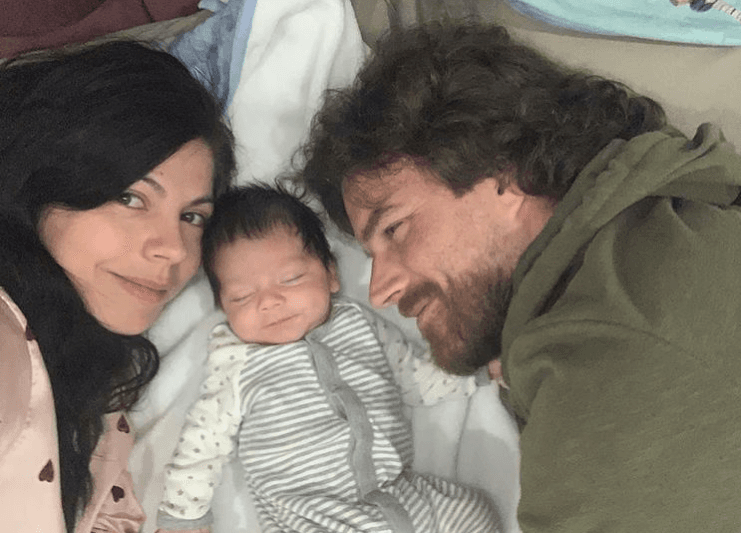 África Zavala debutó como mamá del pequeño León el pasado 13 de agosto. “Ya nació nuestro hijo León a las 3:55 de la mañana, la madrugada de hoy 13 de agosto”, señalaron tanto la actriz como su pareja León Peraza en la revista ¡HOLA!