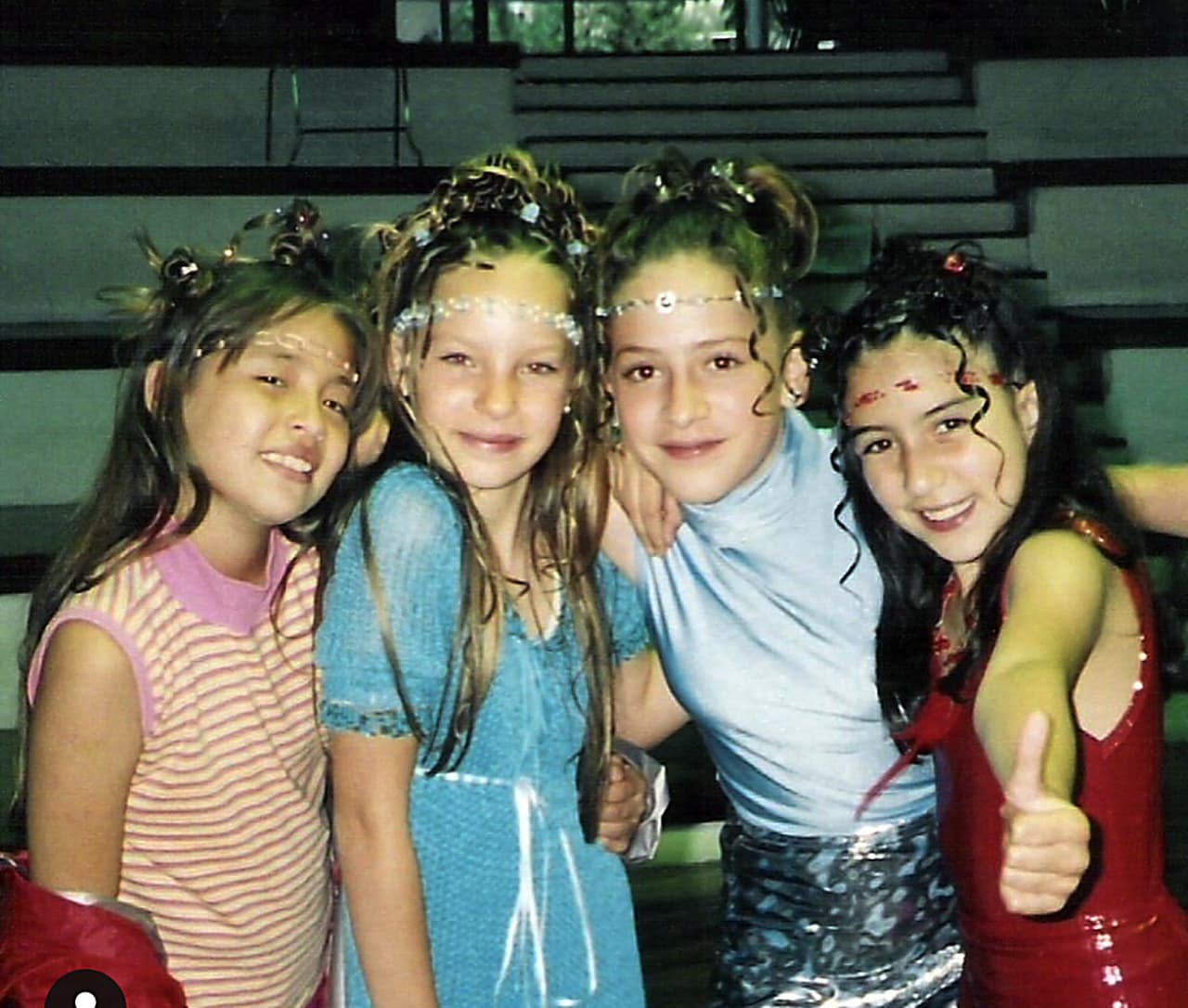 Aunque ‘Amigos x Siempre’ fue uno de los primeros proyectos de Daniela, no fue el único pues años después el público infantil pudo verla en ‘Aventuras en el tiempo’, donde dio vida a la tierna e inocente ‘María José’.