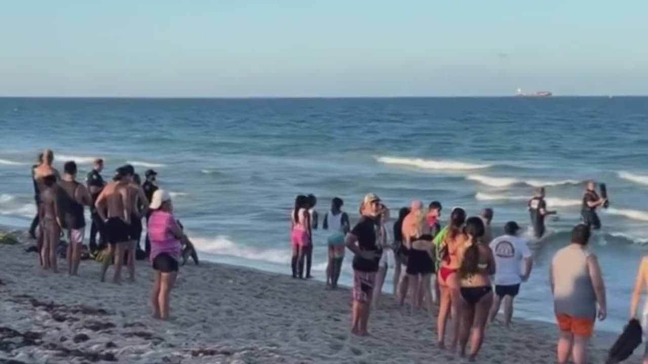 Padre se lanza al mar para salvar a sus dos hijos, pero muere ahogado: los pequeños sobrevivieron