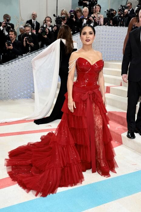 Salma Hayek arriba a la Met Gala 2023.