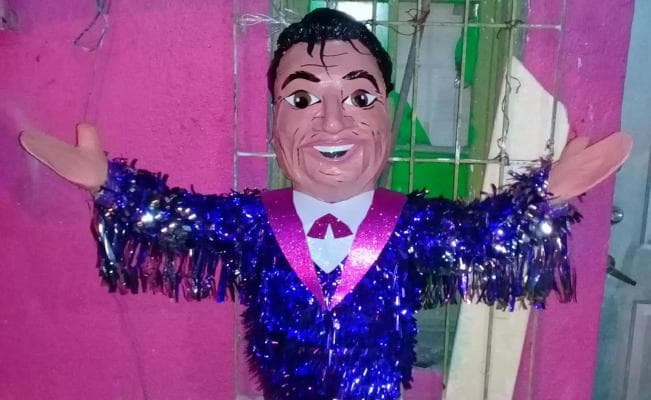 Así como a Thalía, le hacen su piñata a Juan Gabriel