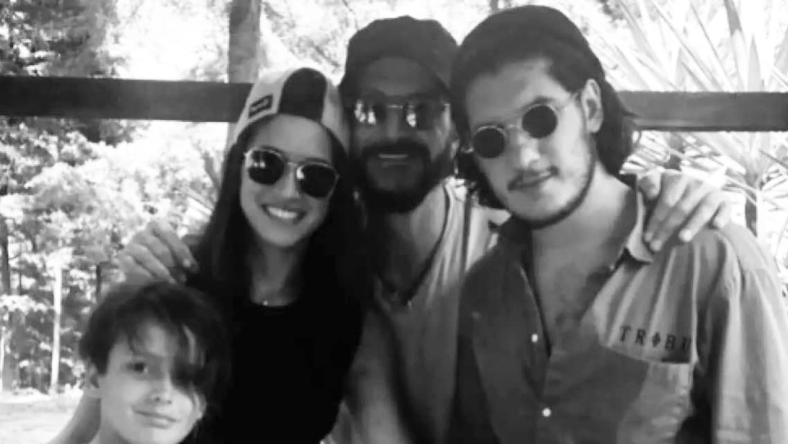 El cantante y sus tres hijos
