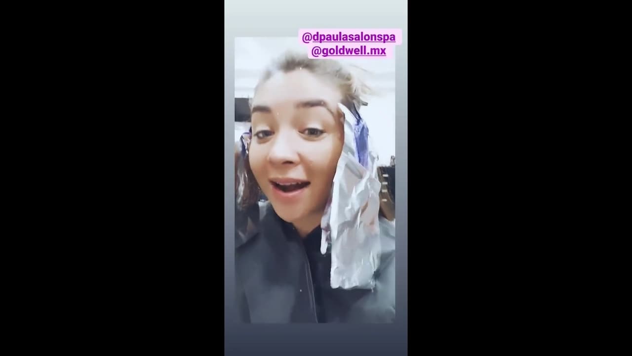 “Se me antojó hacer una pequeña locurilla, solo en unos cachitos de mi pelo… Les presumo los colores que tienen… Yo me puse un poquito de azul y rosa… Ya quedó”, sentenció la también cantante en sus publicaciones.