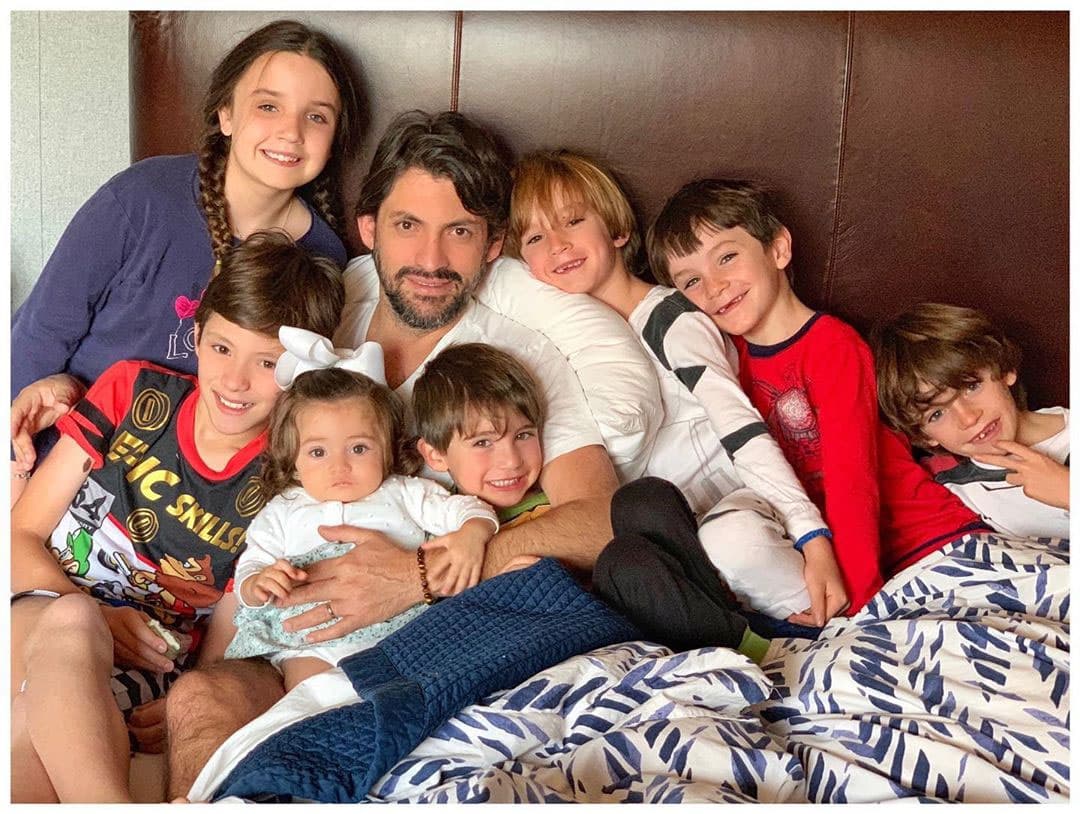 Como parte de los festejos del Día del padre, Inés subió una fotografía de su esposo Víctor Álvarez Puga junto a sus retoños.