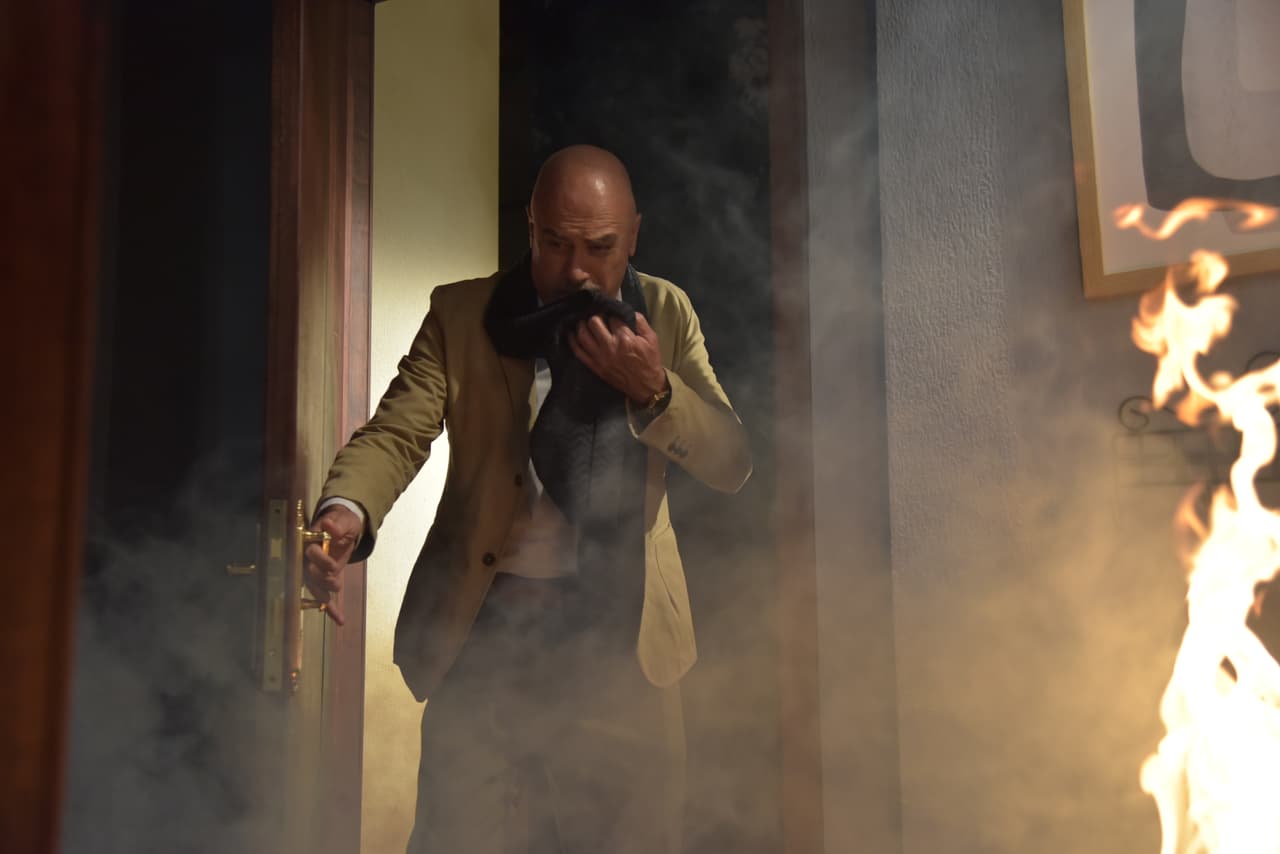 'Lino' entra al despacho para tratar de 'salvar' sus bienes.