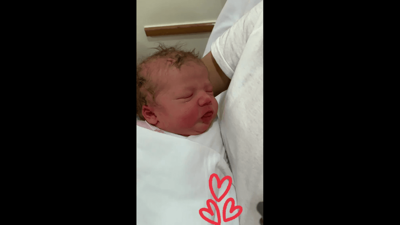 “Gracias Dios, mi bebé. Te amo… Valió la pena cada pujido, te amo mucho”, sentenció la prometida del protagonista de la serie 40 y 20.