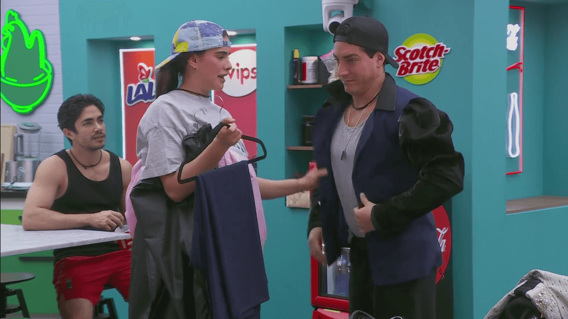 Agustín se prueba la ropa de Gala