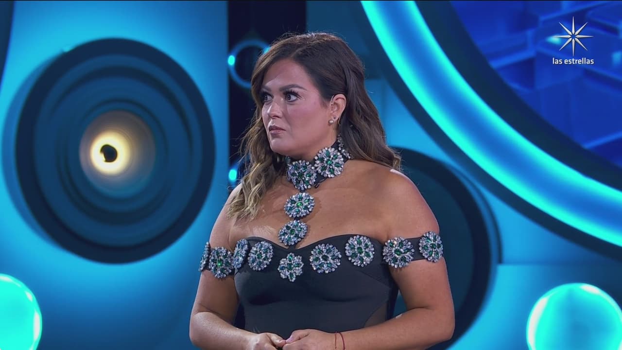 Mariana Echeverría entra a la casa entre gritos